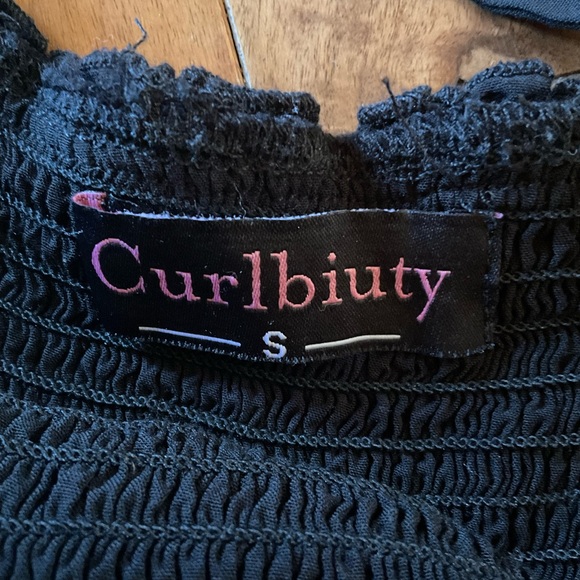 Black dress goes to your knees (im 5’5 and it’s at my knees) fits xs-s worn once - Picture 2 of 2